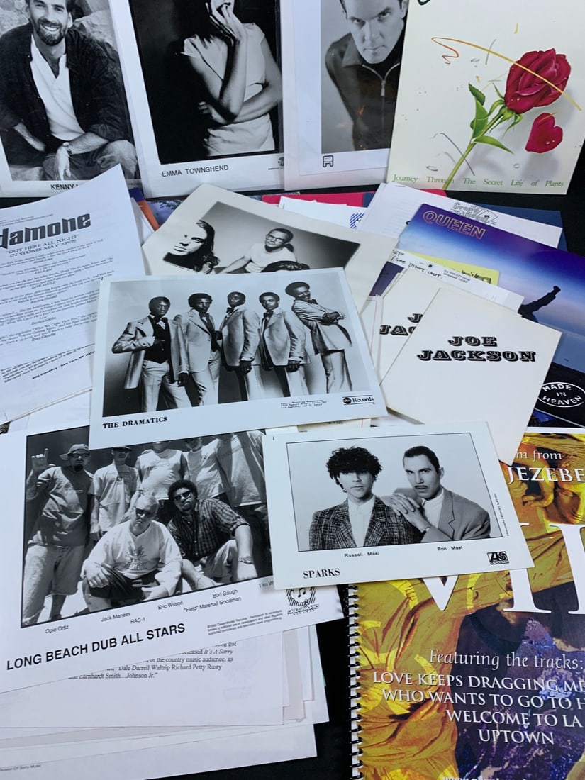 Large lot of original radio music alblum release press kits.: Includes such artists as Kenny G, The Atari, Fiona Apple and more
