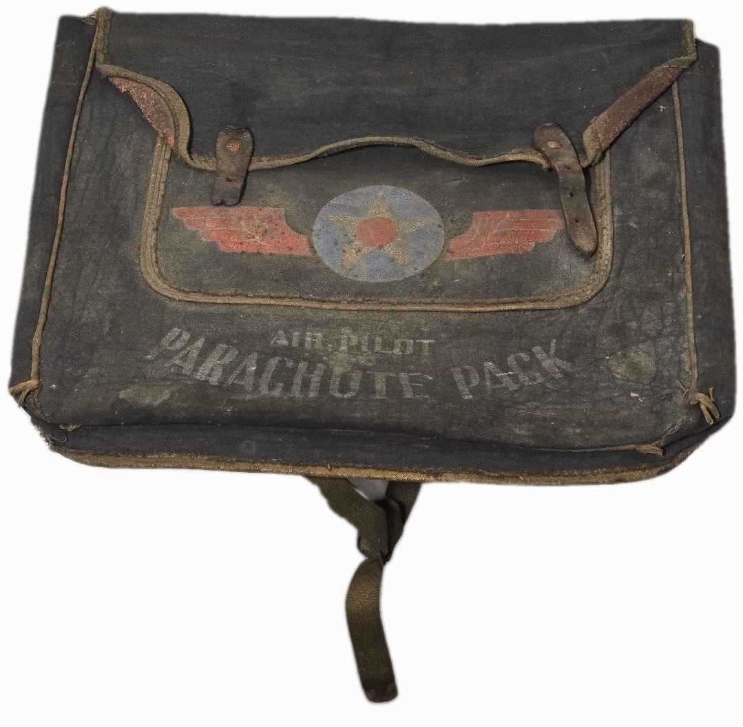 Rare Early Pilot Parachute Pack. delicate. Red star middle.: Rare Early Pilot Parachute Pack. delicate. Red star middle.