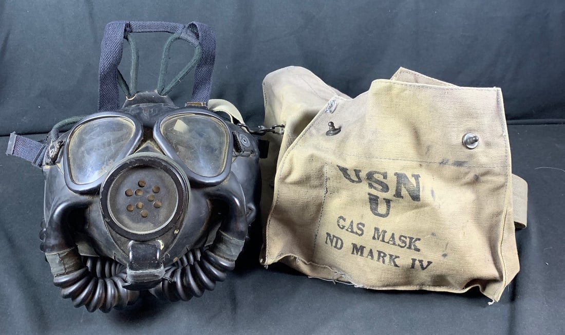 WW2 WWII USN U Mark IV gas mask and bag: Item as shown