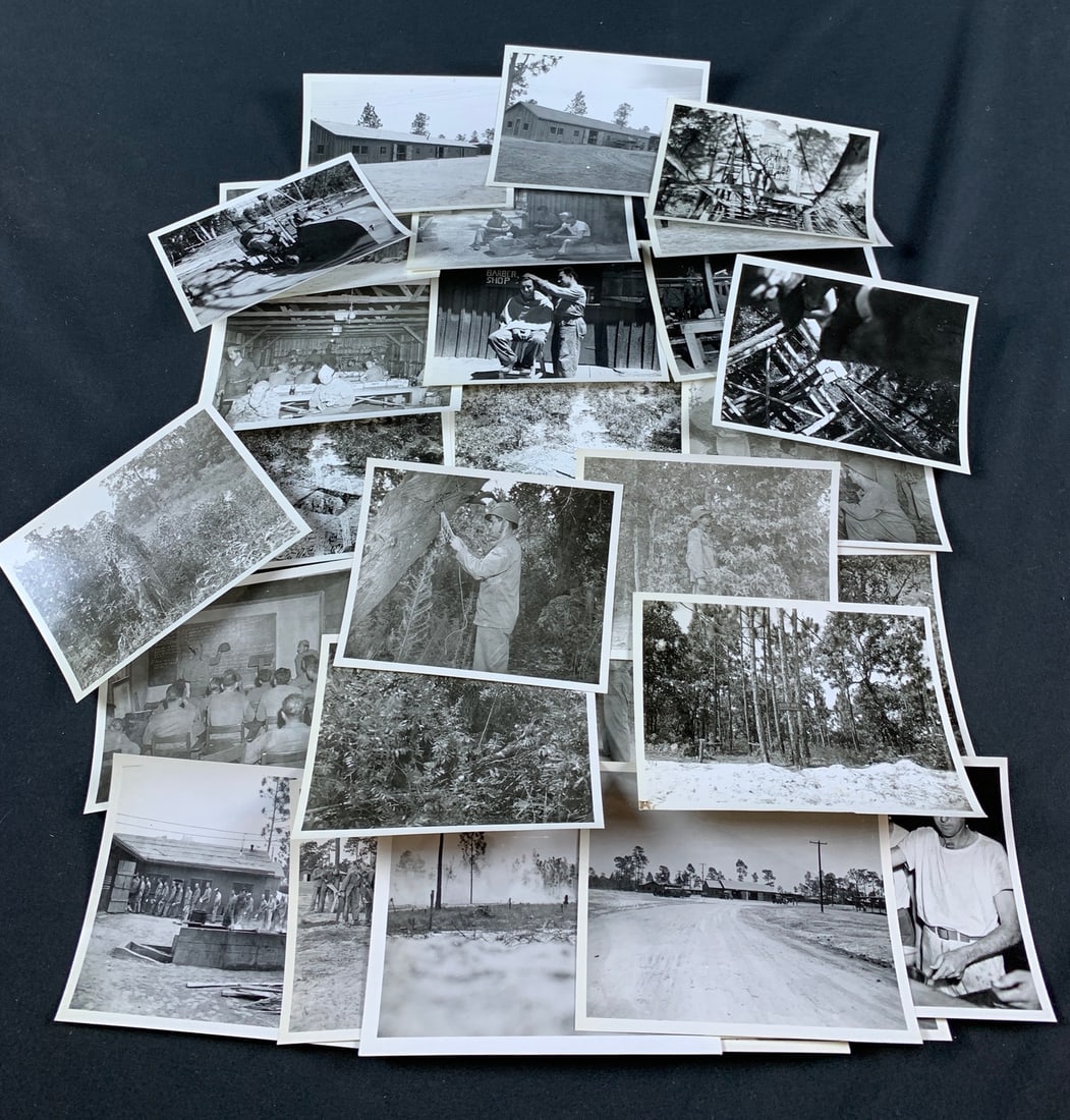 Lot of WW2 WWII USMC Photographs depicting Camouflage techniques: Amazing lot of photographs depicting camo application and camp photos. Roughly 30 photos