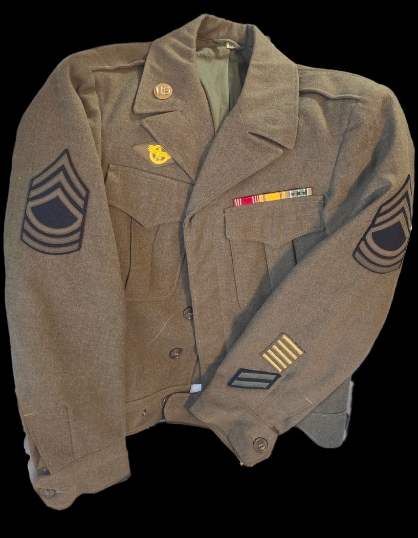 WWII Named Ike uniform with Ribbon bar: WWII Named Ike uniform with Ribbon bar