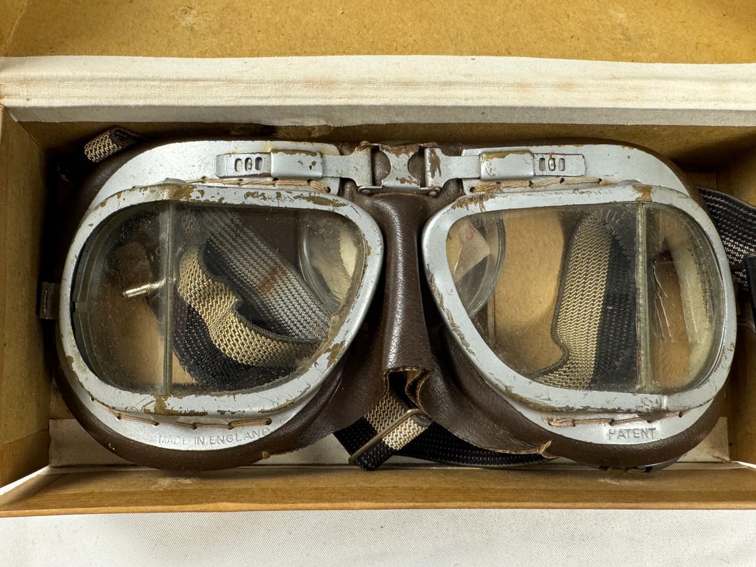WWII RCAF Mk. VIII Flight Goggles in Original Box (1 of 3)