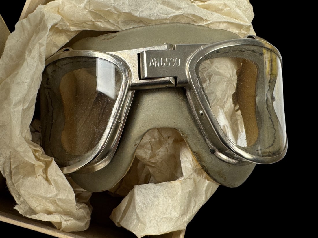 WWII Unissued AN6530 Flight Goggles in Original Box (1 of 2)