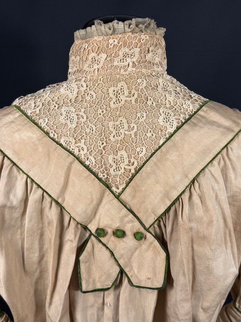1890s Cotton Blouse with Green Velvet Trim: Cream colored cotton Gibson Girl blouse constructed with a combination of machine and hand sewing. Green velvet covered buttons and green velvet piping catch the eye and are in remarkable condition. S