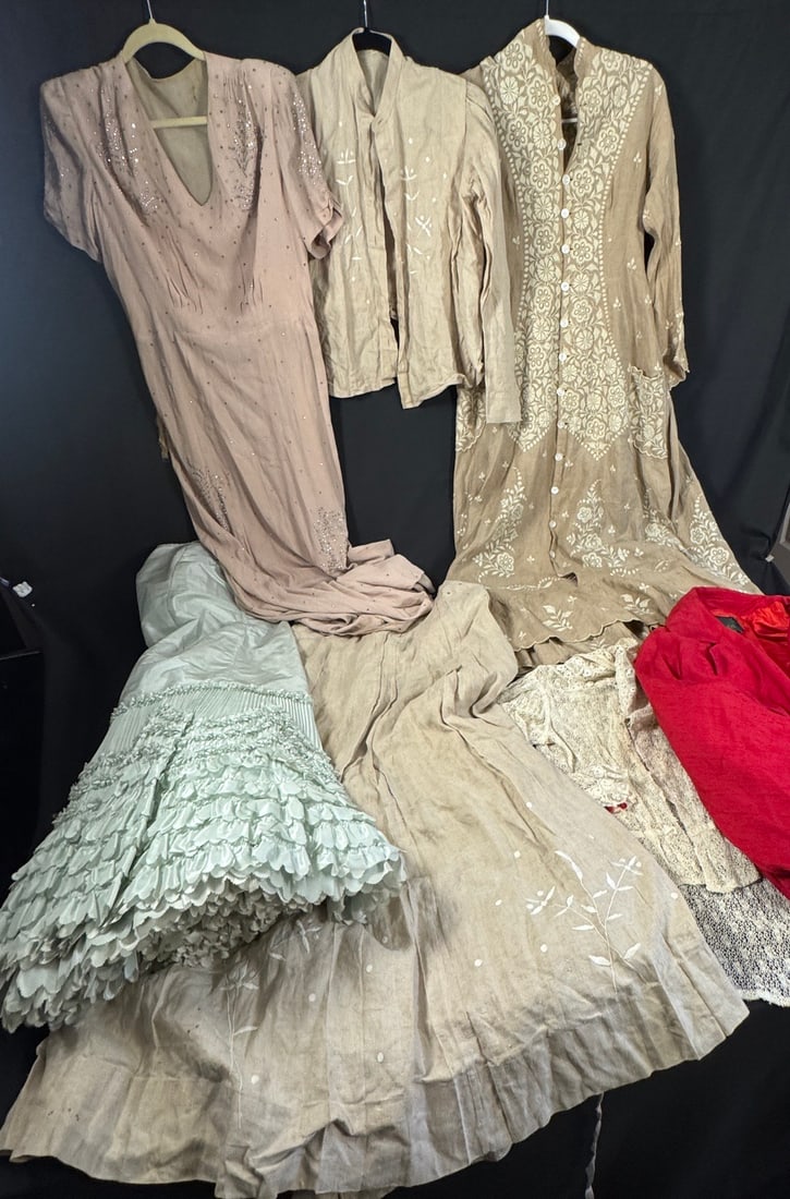 1960s and later: Mixed lot of 1960s and later garments. Linen dress with machine embroidery stands out. Everything in this lot is wearable.