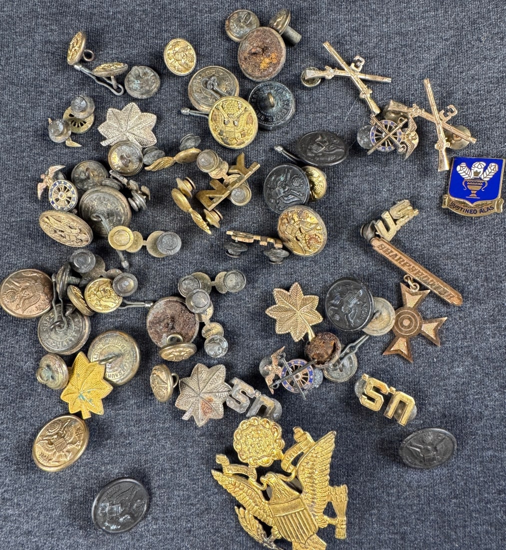 Misc. WWII-Post War Metal Insignia Lot: Mixed lot of insignia