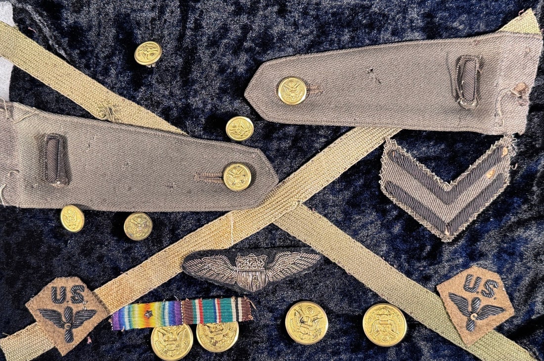WWI - WWII Era US Army Air Corps Pilot Insignia and Memorabilia Grouping for Thornton Tayloe Perry (1 of 7)
