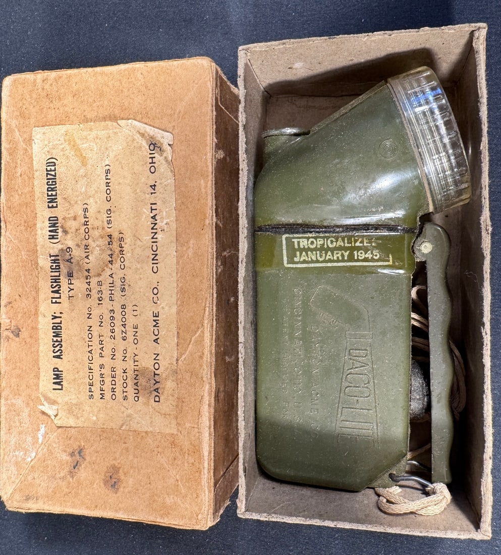 WWII U.S. Army Air Corps Hand-Powered Lamp Assembly Flashlight Type A-9 Dated 1945 (1 of 1)