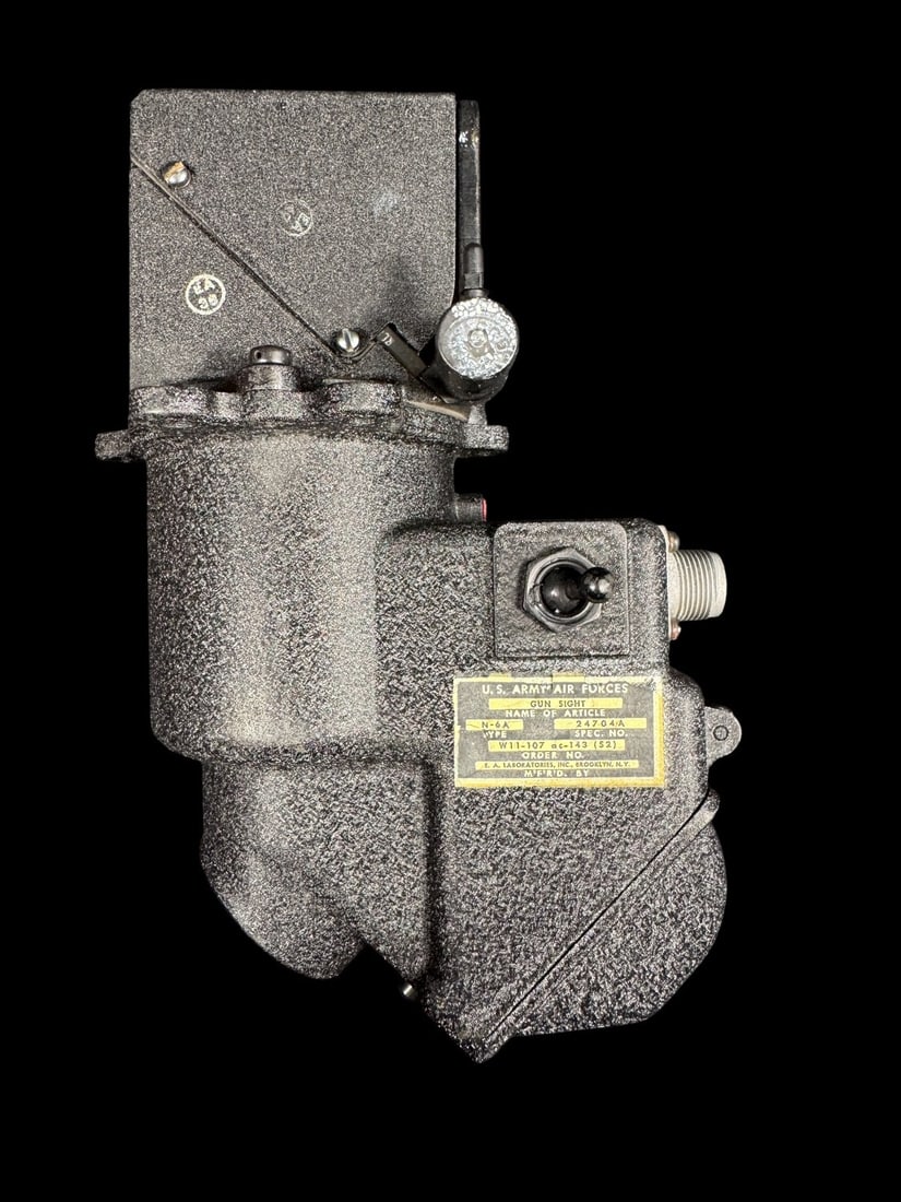 WWII U.S. Army Air Forces Gun Sight Type N-6A in Original Box: World War II U.S. Army Air Forces Gun Sight, Type N-6A, presented in its original contract packaging. This specialized sight was used by bomber and gunner crews for aiming defensive machine guns again