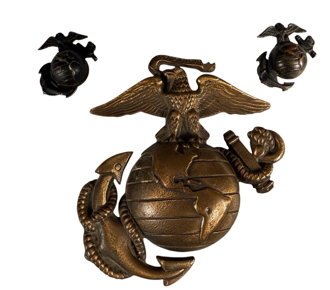 WWII USMC Collar Insignia and Brass Plaque (1 of 2)