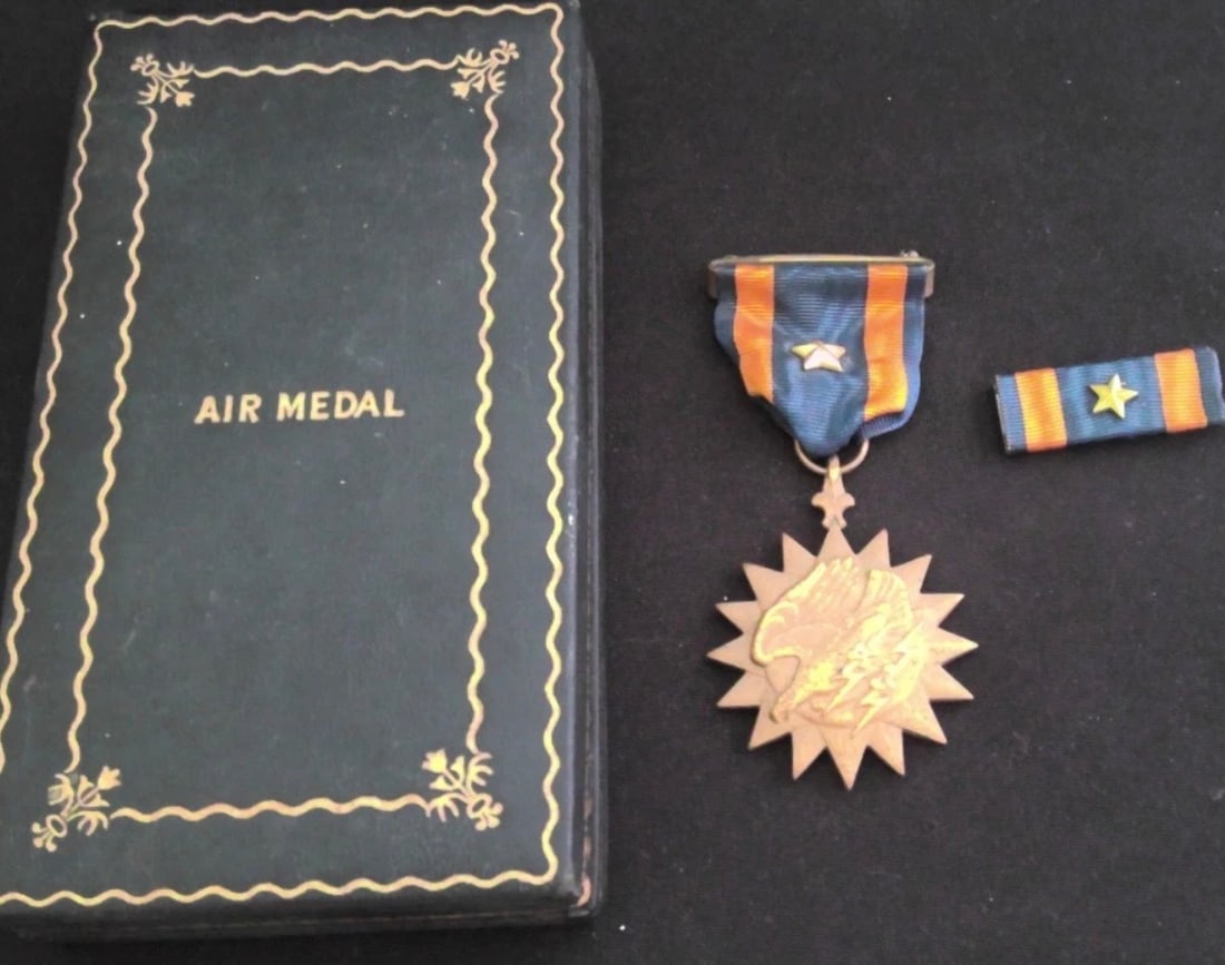 WWII USN - USMC Cased Air Medal (1 of 2)