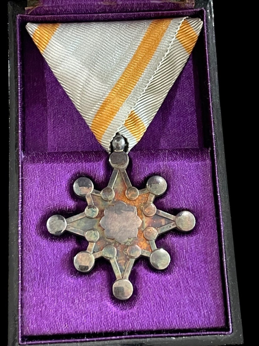 WWII Japanese Order of the Sacred Treasure 7th Class Cased: An Imperial Japanese 7th Class Order of the Sacred Treasure (Kun-nanato Zuihosho). The medal is constructed of silver in the form of an eight-pointed star representing the Yata no Kagami (Sacred