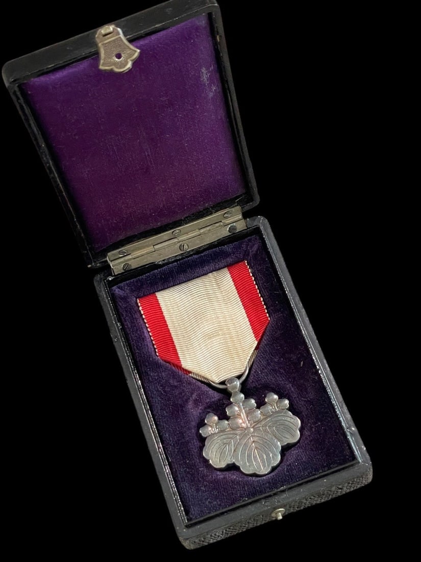 WWII Japanese Order of the Rising Sun, 8th Class Cased: This is an Imperial Japanese Order of the Rising Sun, 8th Class, also known as the White Paulownia Leaf Medal (Kun-hatchito Hakushoku Toyosho). The decoration is constructed of solid silver in the for