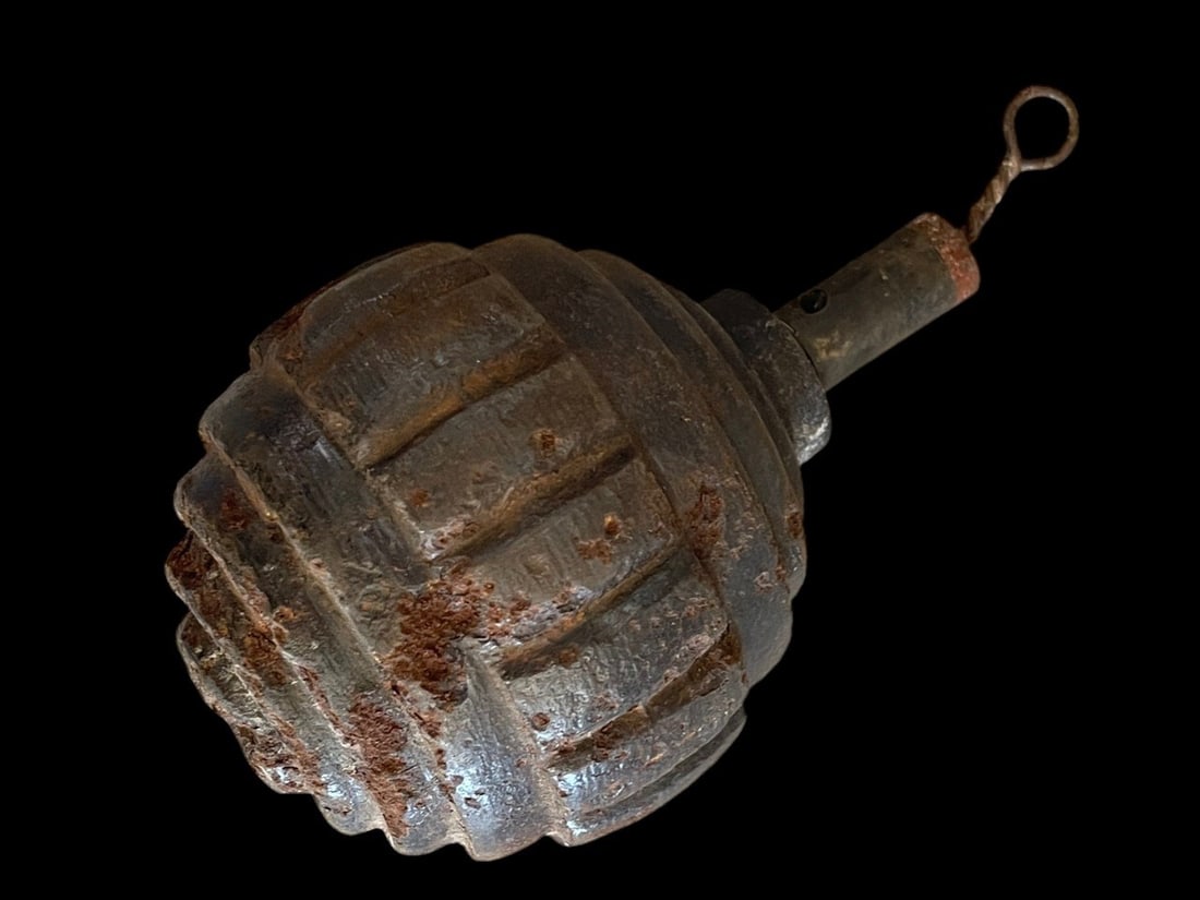 Rare WWI German 1915 n/A (neuer Art) Kugelhandgranate Grenade: This item is an Imperial German Model 1915 n/A (neuer Art) Kugelhandgranate, a standard fragmentation hand grenade utilized during the First World War. The grenade features a spherical body cast from