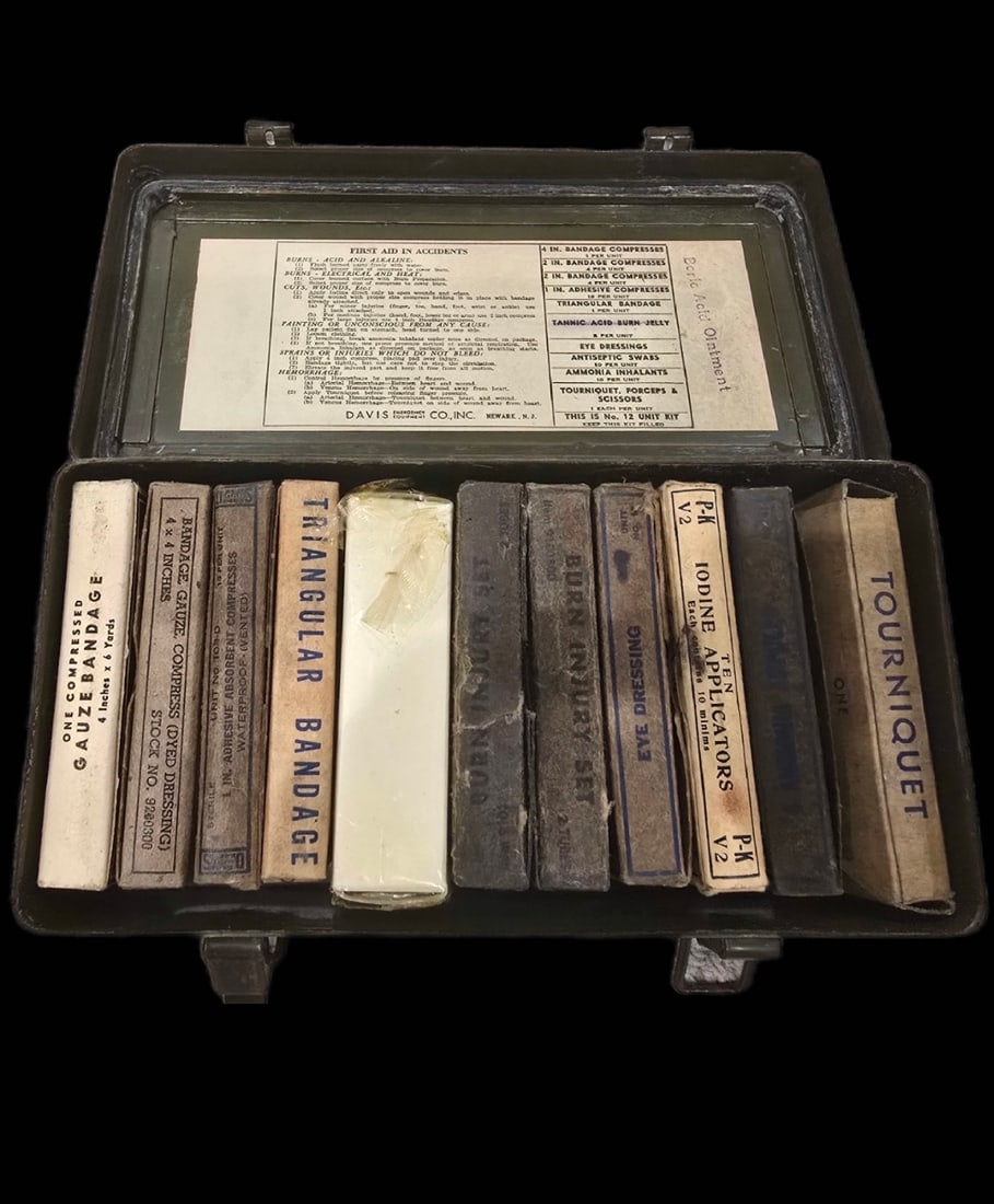 WWII US Army Medical Kit (1 of 10)