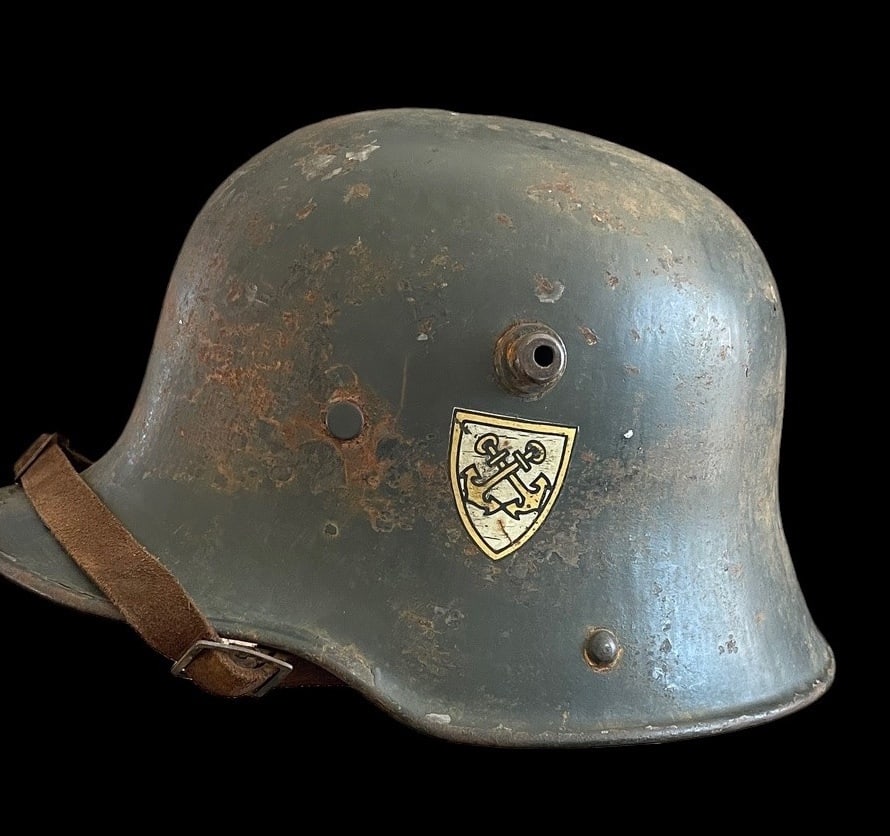 M16 Kriegsmarine SD Green Helmet: Rare German WWI M16 Single Decal Kriegsmarine Combat Helmet with WWII DecalThis lot features a rare and historically complex artifact: a German WWI Model 1916 M16 Combat Helmet that was reissued and