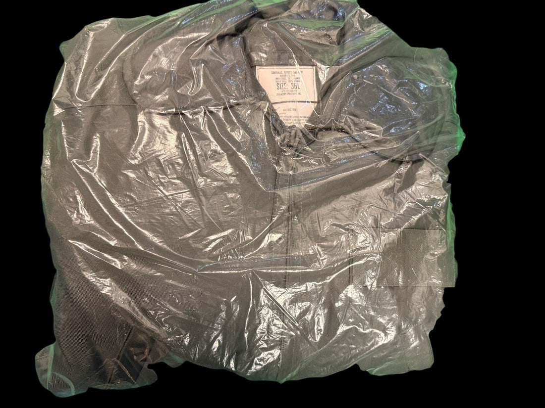 1980s New sealed CWU-64P Flight Suit: United States military CWU-64/P flyer's coveralls was manufactured by Greenbrier Industries, Inc. under contract DLA100-87-C-0555. The garment is constructed with a 100% Aramid inner shell and a 100%