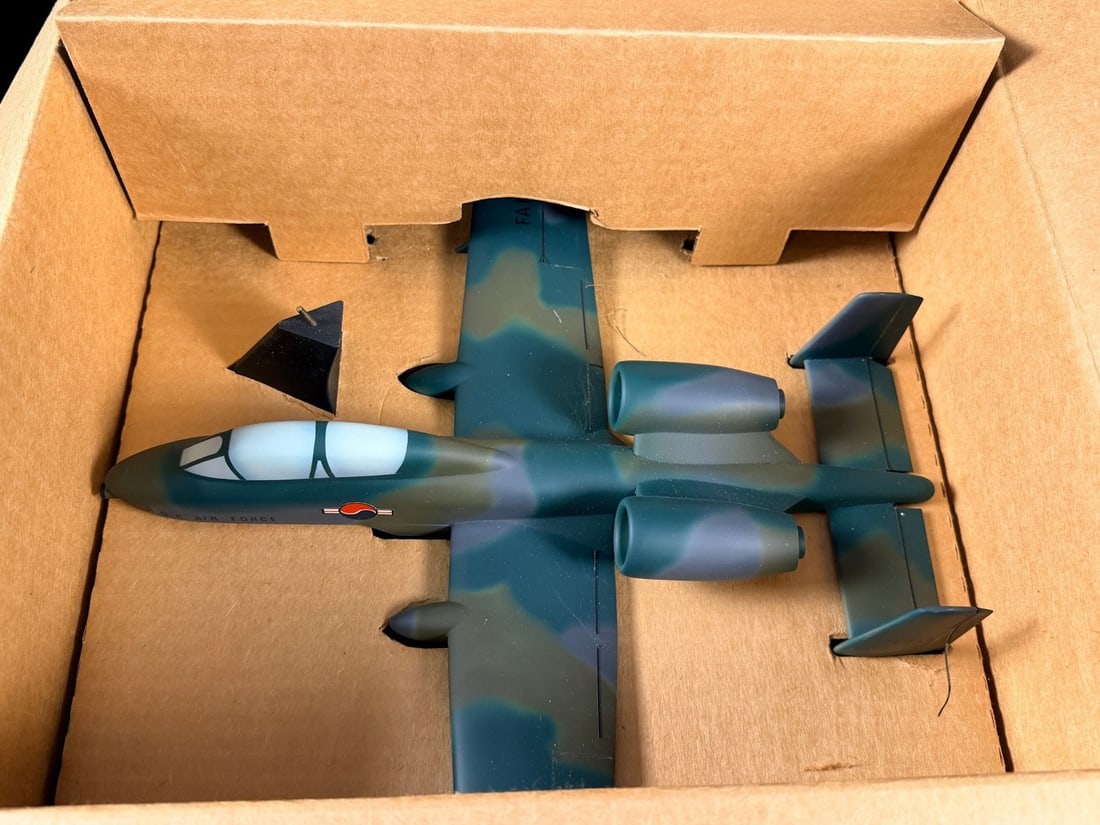 Official Factory Desktop Model for the A-10 Thunderbolt (1 of 2)