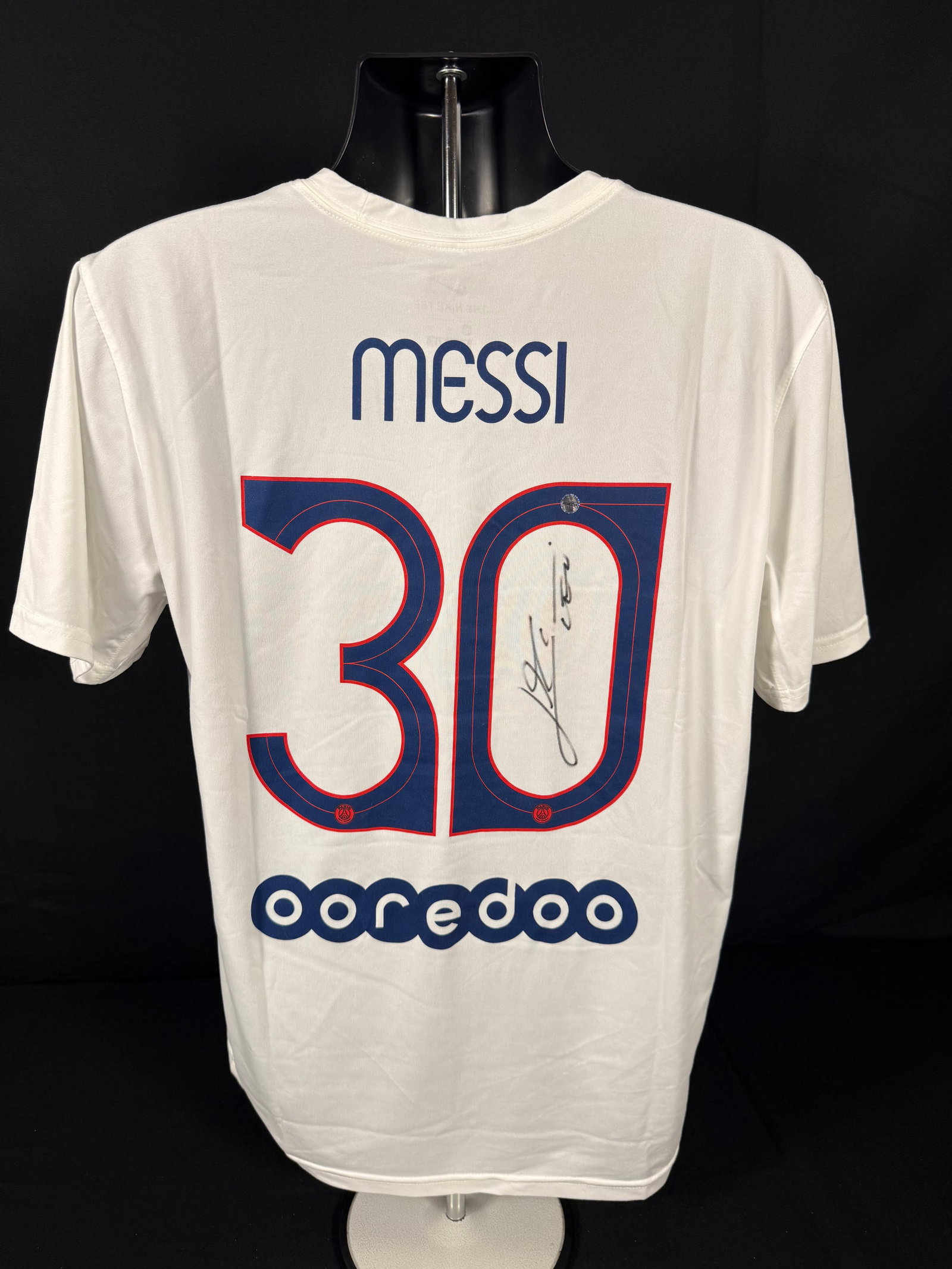 Lionel Messi Signed Paris Saint-Germain Replica Nike Tee: Signed custom Lionel Messi Paris Saint-Germain replica Nike Tee with COA