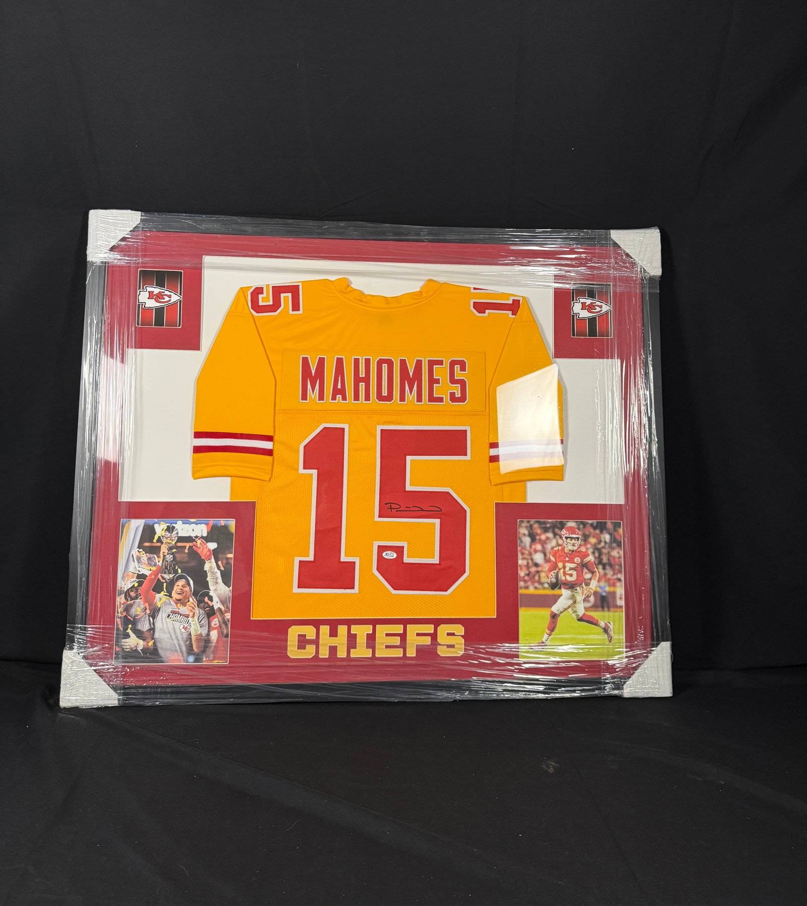 Patrick Mahomes Signed Kansas City Chiefs Framed Jersey: Signed framed Patrick Mahomes Kansas City Chiefs jersey with COA