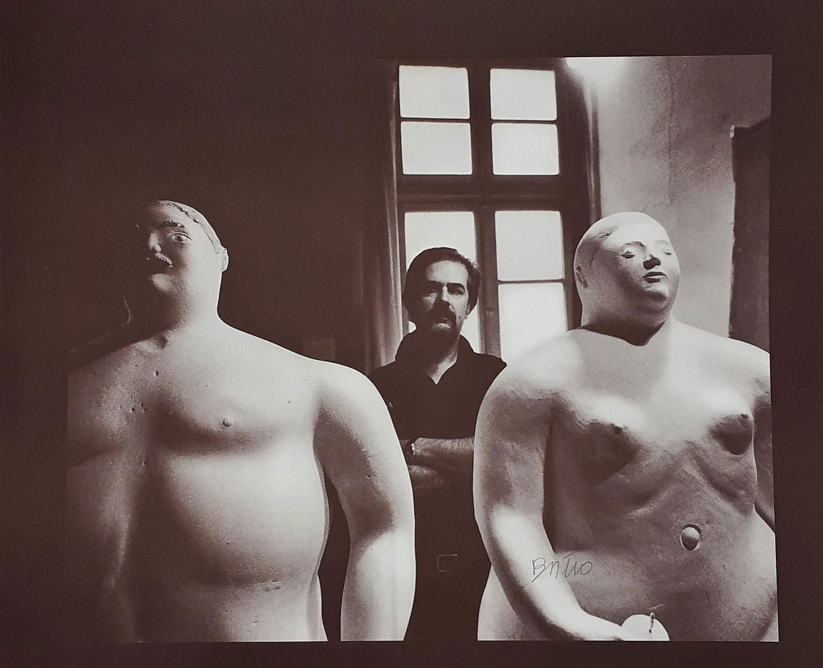 Botero - Signed photograph - Large size: Fernando Botero (Colombian 1932 -) Lithographic quality photography on Fine Archival paper Self-portrait with sculptures Signed in pencil by the artist. Sheet Size 58cm x 48cm (22.83 x 18.9 inch) Cond