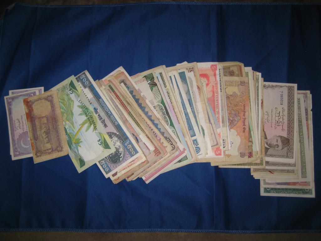 100 various Bank Notes from countries all over the (1 of 1)
