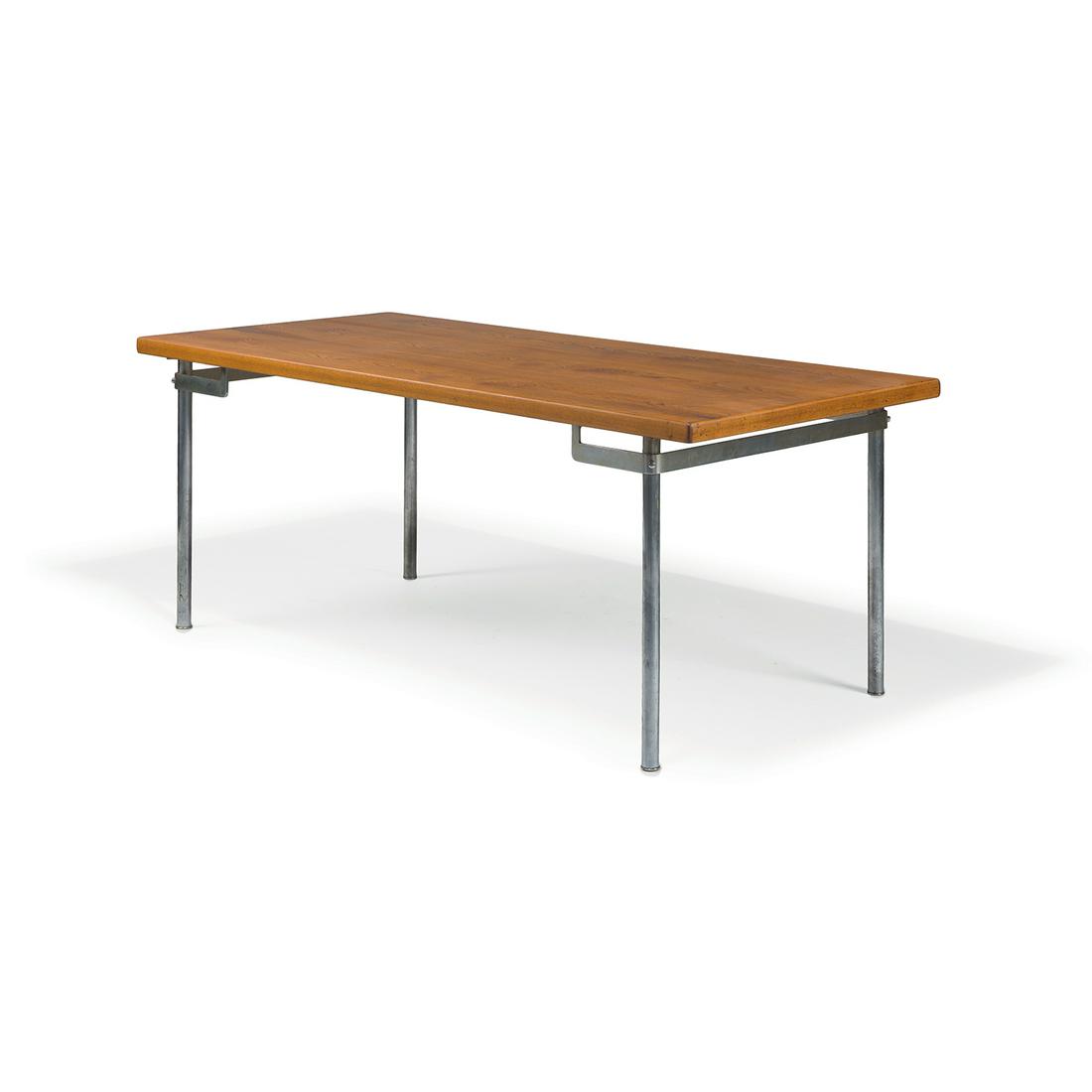 HANS J. WEGNER (1914-2007) & ANDREAS TUCK (ÉDITEUR): HANS J. WEGNER (1914-2007) & ANDREAS TUCK (ÉDITEUR) Table rectangulaire, circa 1965, piétement tubulaire en acier chromé reposant sur des pastilles débordantes, ceintures latérales métalliques c