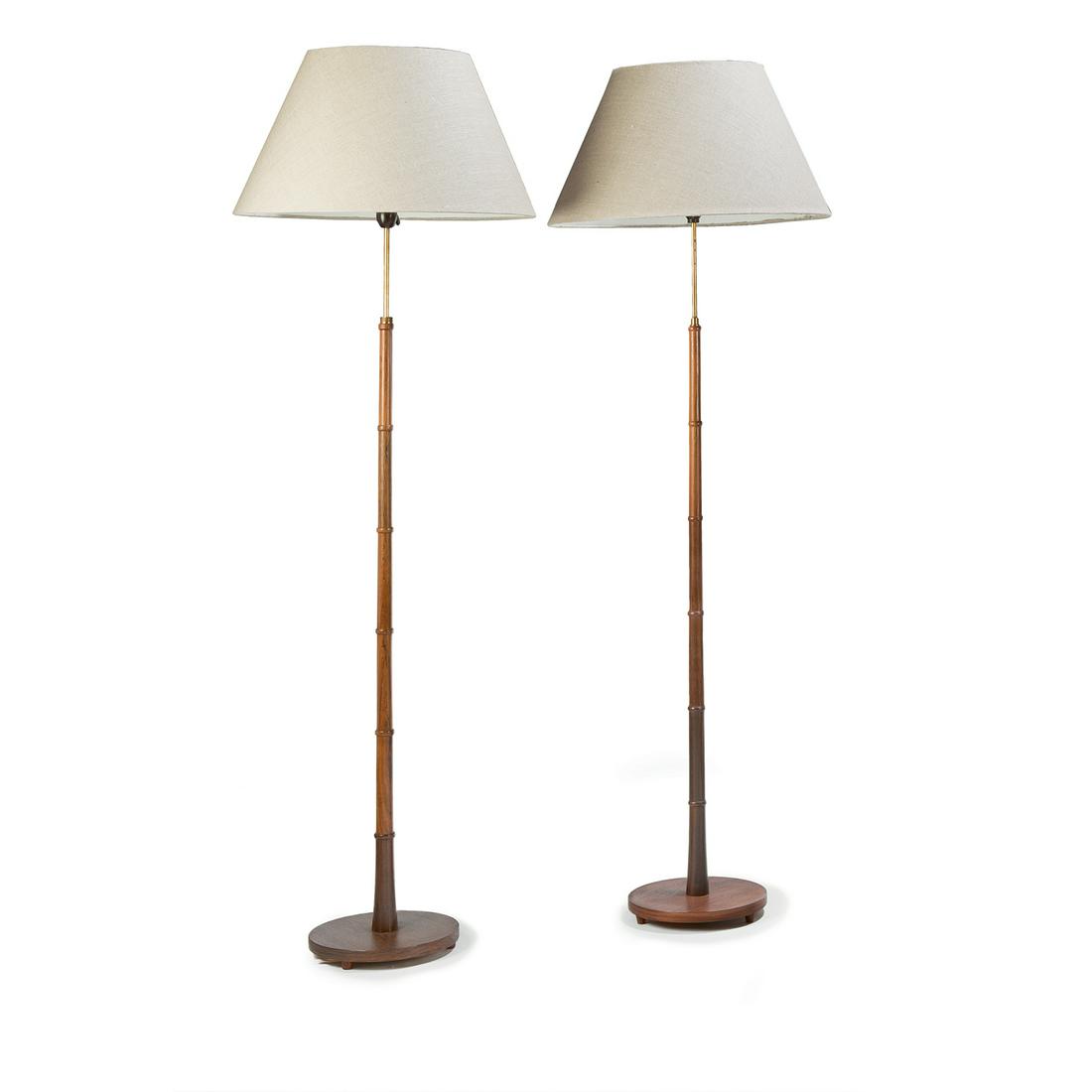 KAARE KLINT (1888-1954) & LE KLINT (ÉDITEUR): KAARE KLINT (1888-1954) & LE KLINT (ÉDITEUR) Suite de deux lampadaires en palissandre, base circulaire, fût fuselé bagué de ressauts, hampe supérieure en laiton à hauteur réglable pour l'un, ab