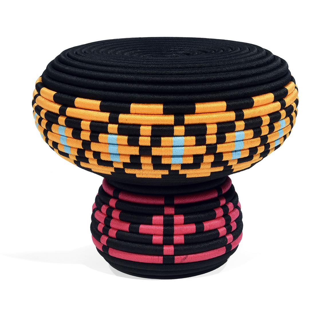 GLIMPT STUDIO & CAPPELLINI (ÉDITEUR): GLIMPT STUDIO & CAPPELLINI (ÉDITEUR) Table basse "Superheroes", structure métallique accueillant des tubes gainés de cordelettes de nylon, teintes orange et noires. A "Superheroes" coffee table, me