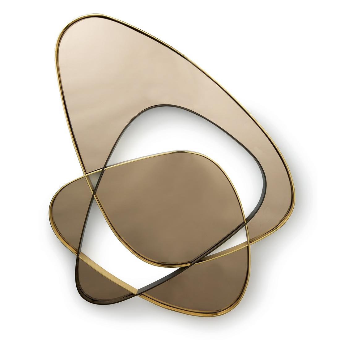 ACHILLE SALVAGNI (NÉ EN 1970) Miroir "Clouds",: ACHILLE SALVAGNI (NÉ EN 1970)Miroir "Clouds", forme libre à structure en bronze poli or et bronze à patine noire, formé d'éléments imbriqués. Cachet de l'artiste, nu