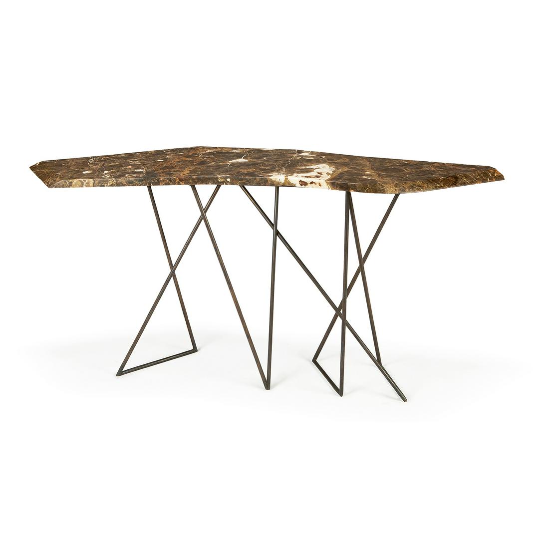 ACHILLE SALVAGNI (NÉ EN 1970) Console à: ACHILLE SALVAGNI (NÉ EN 1970)Console à structure en fer battu, piétement tubulaire formant composition géométrique, plateau sinusoïde en marbre brun veiné. (Plateau