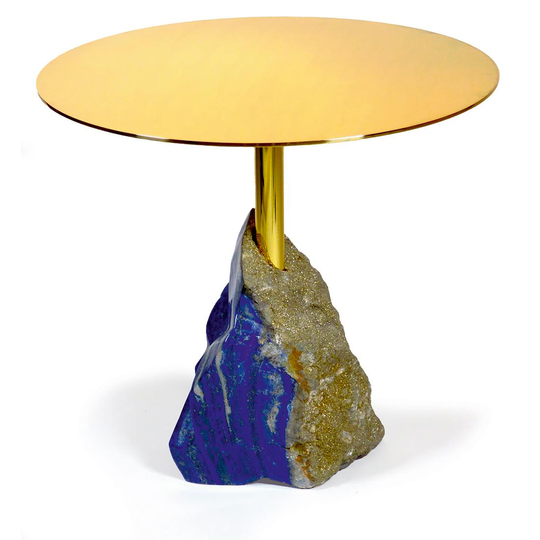 STUDIO SUPEREGO Table d'appoint "Stone Age", base: STUDIO SUPEREGOTable d'appoint "Stone Age", base formée d'un bloc de lapis-lazuli, fût cylindrique et plateau circulaire en laiton poli.A "Stone Age" side table, lapis-lazuli base, polished