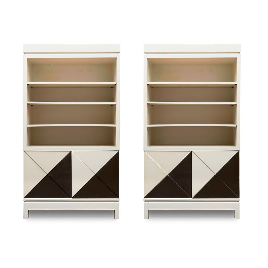 * EMIEL VERANNEMAN (1924-2004) Paire de bibliothè: * EMIEL VERANNEMAN (1924-2004)Paire de bibliothèques, circa 1970, structure en bois, laque noire et ivoire.A pair of bookshelves, c. 1970, wooden structure, black and off-white lacquer.H 181,5 x