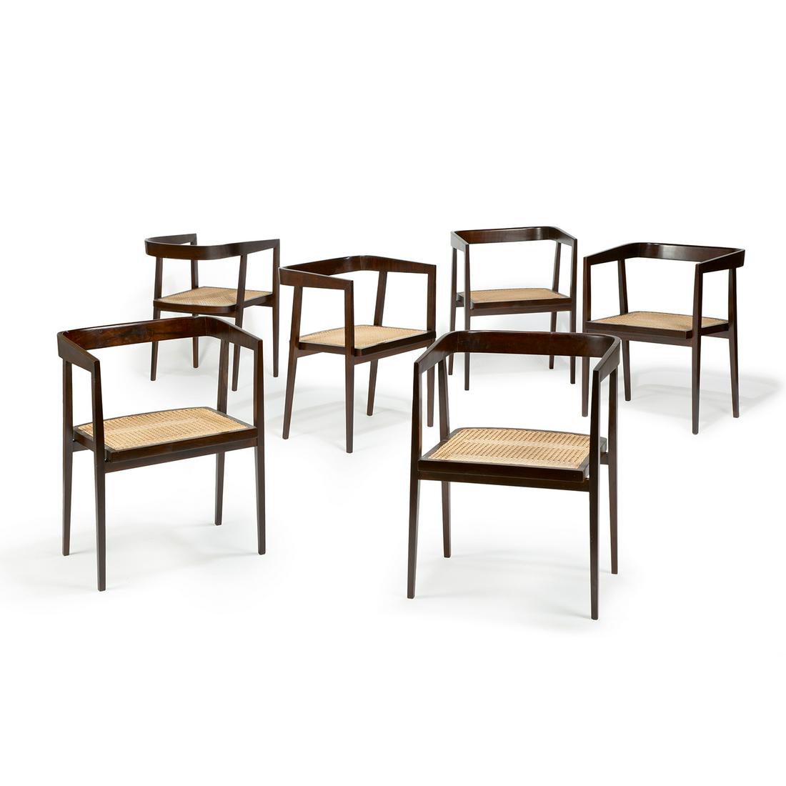 ~ JOAQUIM TENREIRO (1906-1992): ~ JOAQUIM TENREIRO (1906-1992) Suite de six chaises "U Chair", circa 1960, structure en palissandre teinté, haut piétement gaine méplat maintenant le dossier en U et l'assise en suspens