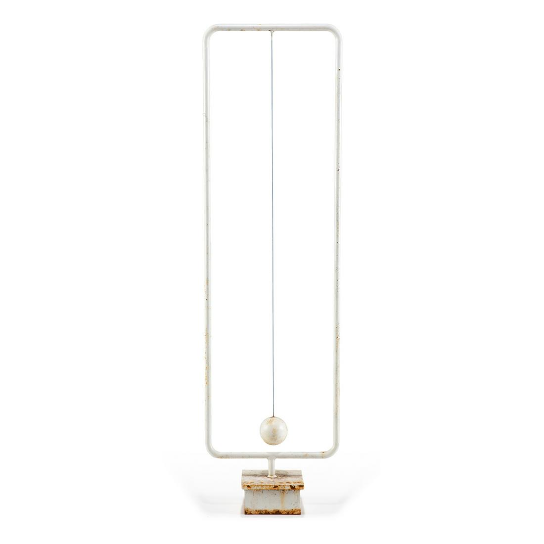 ALBERT CHUBAC (1925-2008): ALBERT CHUBAC (1925-2008) Haut rectangle tubulaire laqué blanc, sphère mobile en suspension, base carrée. Étiquette de l'artiste "Chubac juillet -août Aspremont". A high white