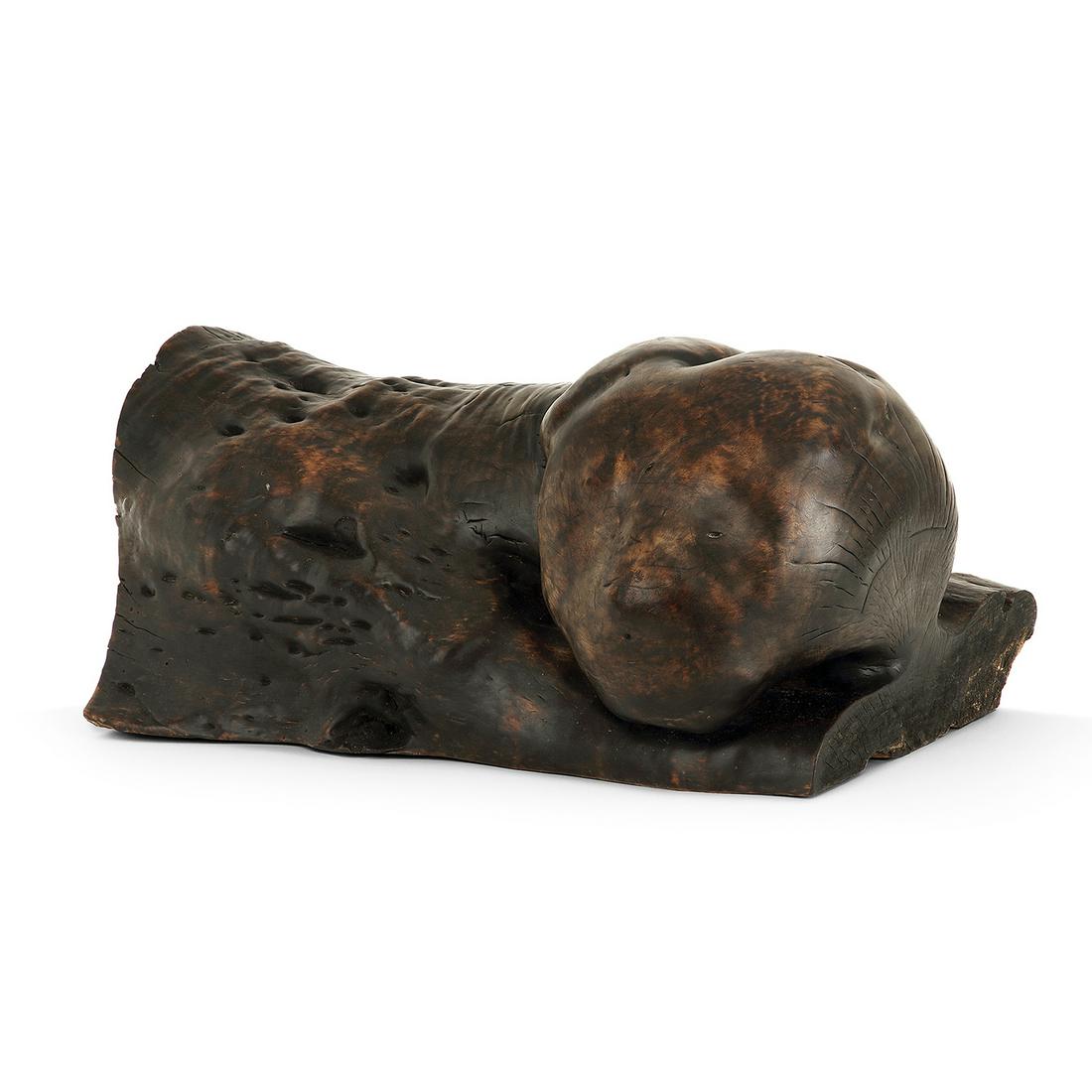 WANG KEPING (né en 1949) CHAT, 1983 Bois, patine: WANG KEPING (né en 1949) CHAT, 1983 Bois, patine au feu Signé des initiales et daté Wood; signed with initials and dated 31 x 68 x 44 cm - 12 1/4 x 26 3/4 x 17 3/8 in. PROVENANCE Acquis