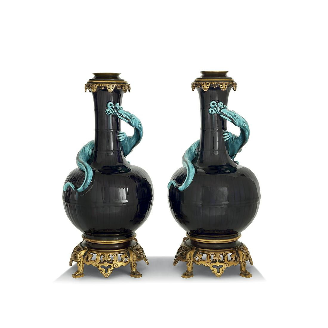 PAIRE DE GRANDS VASES, THÉODORE DECK (1823-1891),: PAIRE DE GRANDS VASES, THÉODORE DECK (1823-1891), XIXe SIÈCLE, VERS 1870 en faïence de forme ovoïde à long col, à fond aubergine, décor en relief et incisé