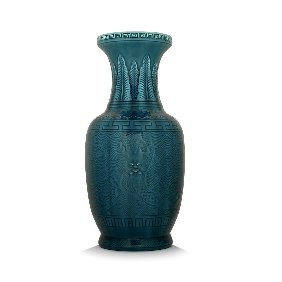 VASE, THÉODORE DECK (1823-1891), XIXe : VASE, THÉODORE DECK (1823-1891), XIXe SIÈCLE, VERS 1870 de forme balustre en faïence à fond bleu turquoise à décor incisé et en léger relief de deux drago