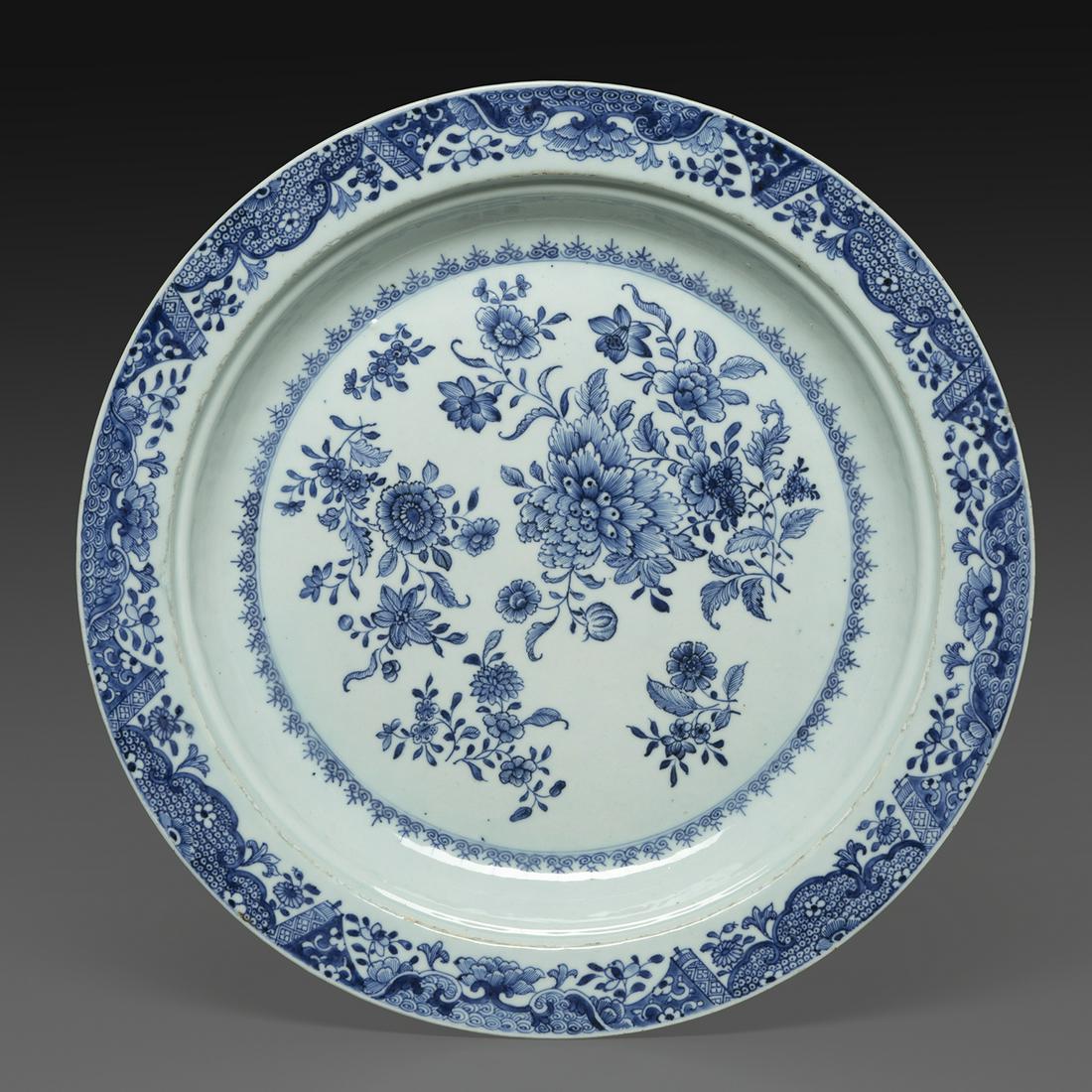 GRAND PLAT ROND en porcelaine bleu blanc, à dé (1 of 1)