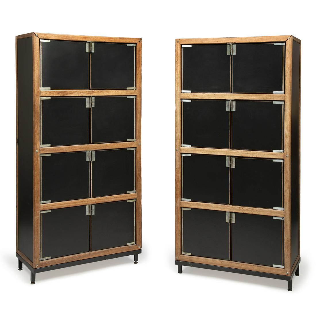ANDRÉ SORNAY (1902-2000) Paire de meubles de rangement,: ANDRÉ SORNAY (1902-2000) Paire de meubles de rangement, piétement métallique de section carrée laqué noir reposant sur des patins à hauteur réglable, structure en ch