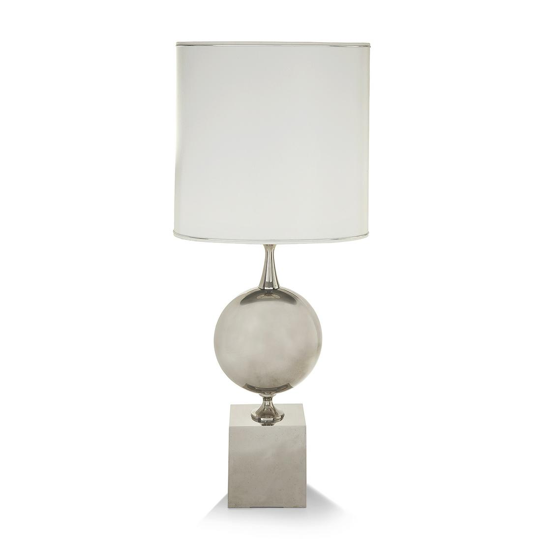 MAISON BARBIER (XXE SIÈCLE) Lampe à structure en acier: MAISON BARBIER (XXE SIÈCLE) Lampe à structure en acier poli, corps lenticulaire sur piédouche et haute base carrée, hampe supérieure diabolo. A polished steel lamp. H 56 CM &#