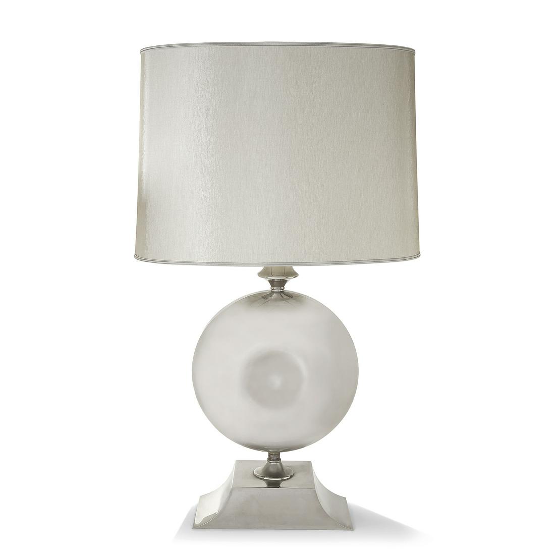 MAISON BARBIER (XXE SIÈCLE) Lampe à structure en acier: MAISON BARBIER (XXE SIÈCLE) Lampe à structure en acier poli, corps lenticulaire concave sur piédouche et large base à doucine, hampe biconique. A polished steel lamp and base. H 57