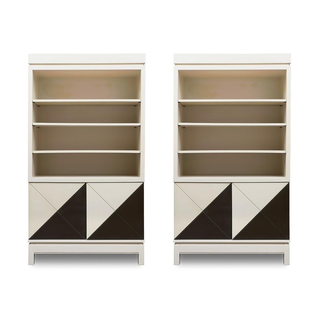 EMIEL VERANNEMAN (1924-2004) Paire de bibliothèques,: ¤ EMIEL VERANNEMAN (1924-2004) Paire de bibliothèques, circa 1970, structure en bois, laque noire et ivoire. A pair of bookshelves, c. 1970, wooden structure, black and off-white lacqu