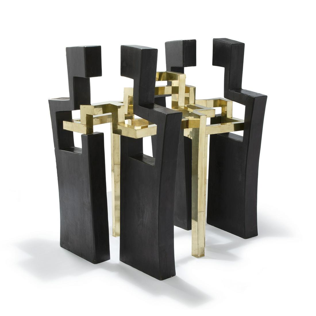 PARVINE CURIE (NÉE EN 1938) PREMIÈRE MÈRE, 1969-1970: ¤ PARVINE CURIE (NÉE EN 1938) PREMIÈRE MÈRE, 1969-1970 Importante sculpture modulable, formée de quatre personnages stylisés indépendants en bois noirci, soutenant a