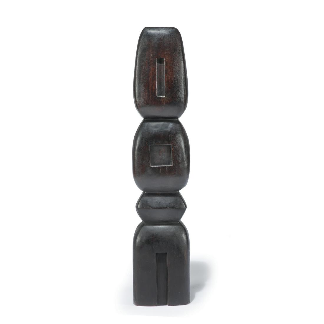 FRANÇOIS STAHLY (1911-2006) Haute sculpture totémique: ¤ FRANÇOIS STAHLY (1911-2006) Haute sculpture totémique en bois teinté noir. A black tinted wood totemic sculpture. H 134 x L 28 x P 19 CM • H 52 3/4 • W 11 x D 7 1/2 I