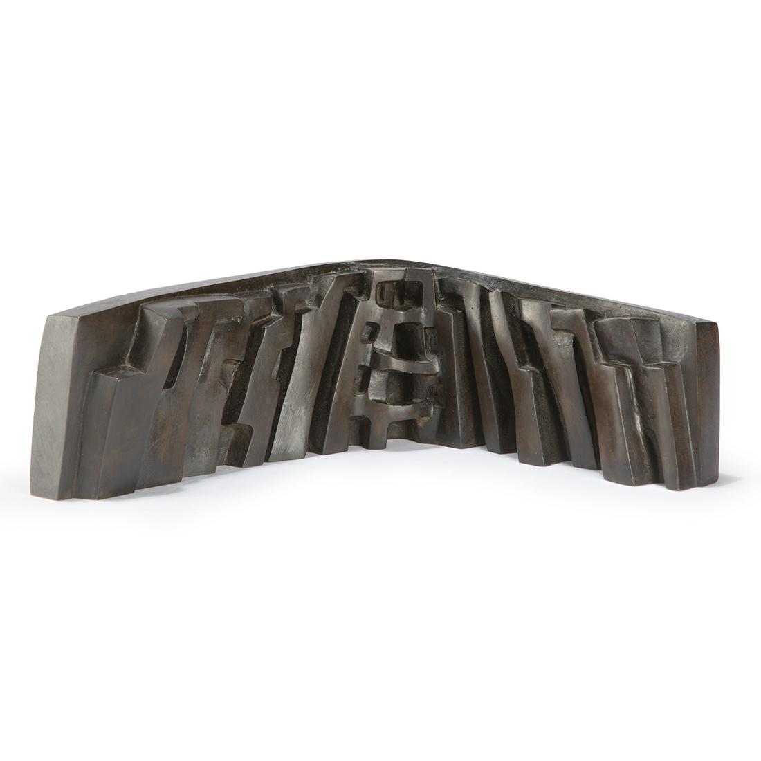 PARVINE CURIE (NÉE 1936) relief circulaire Sculpture en: ¤ PARVINE CURIE (NÉE 1936) relief circulaire Sculpture en bronze patine noire représentant une procession. A bronze sculpture, a black patina. H 39,5 x L 27,5 x P 25,5 CM • H 15 1