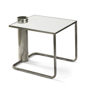 ATTRIBUÉ À JEAN BURKHALTER Table basse moderniste: ATTRIBUÉ À JEAN BURKHALTER(1895-1984)Table basse moderniste à structure tubulaire chromée formant arcature en U, haut cylindre nickelé médian, muni d’un vase interne mobile en zinc, complétan