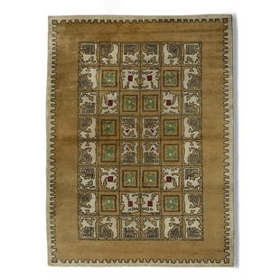 PAULE LELEU (1907-1987) Tapis à points noués: PAULE LELEU (1907-1987)Tapis à points noués haute laine à décor aztèque polychrome sur fond beige, bordure crénelée blanc cassé sertie de noir. Signé dans