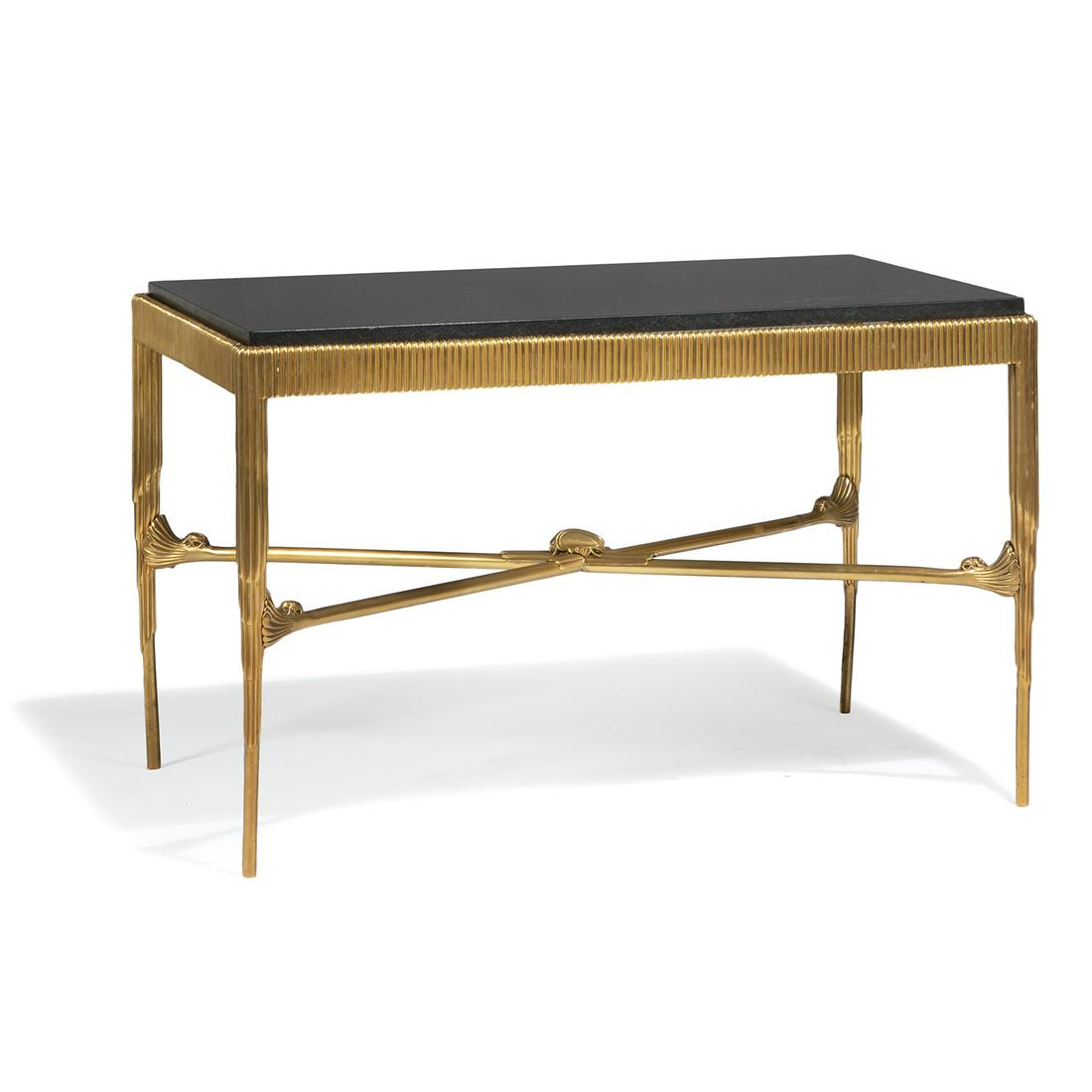 TISSERANT (MANUFACTURE) Élégante table: TISSERANT (MANUFACTURE)Élégante table d’appoint pouvant former bout de canapé, circa 1990, structure rectangulaire en bronze doré cannelé, piètement quadripode fuse