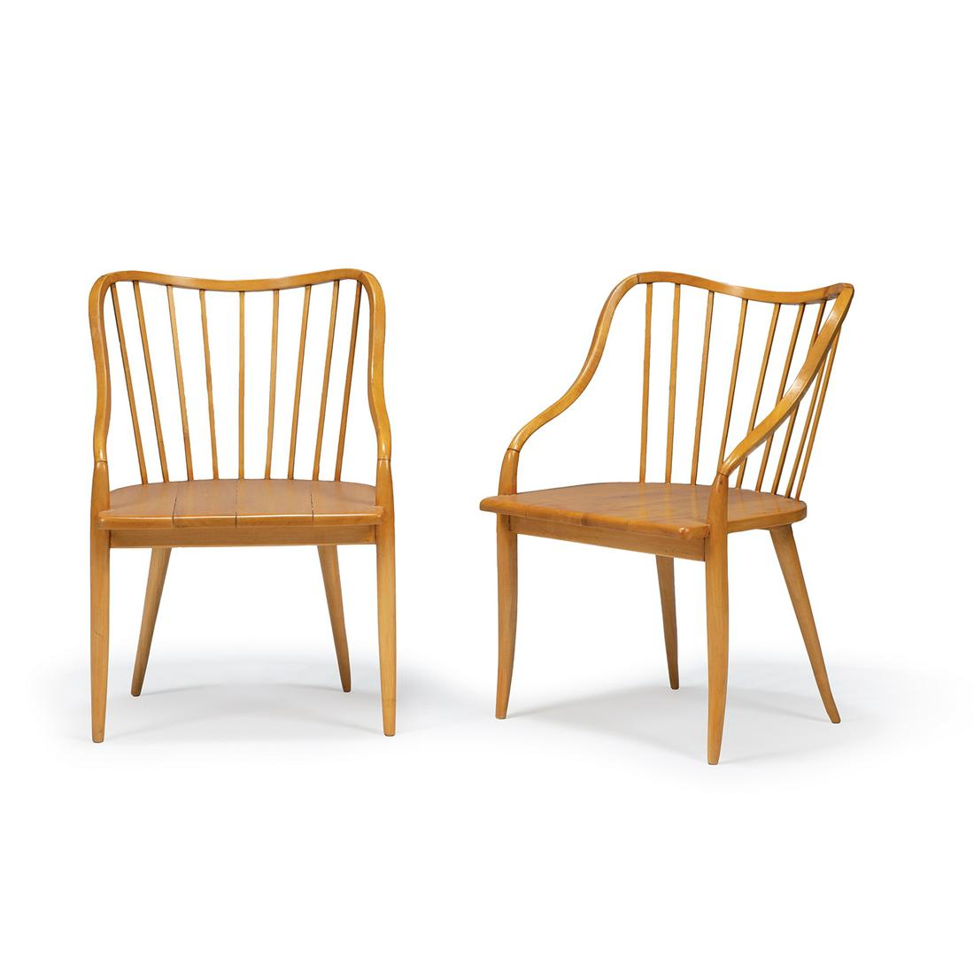 JOAQUIM TENREIRO (1906-1992) Paire de chaises, 1948,: JOAQUIM TENREIRO (1906-1992) Paire de chaises, 1948, structure en bois clair, piétement fuselé à l'arrière et galbé à l'avant, se prolongeant par des accotoirs mouvement&